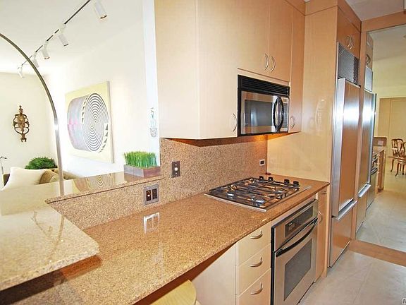 5th image of 26910 Grand Central Pkwy APT 33T