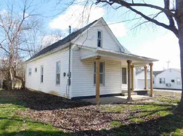 706 N Victor St, Christopher, IL 62822