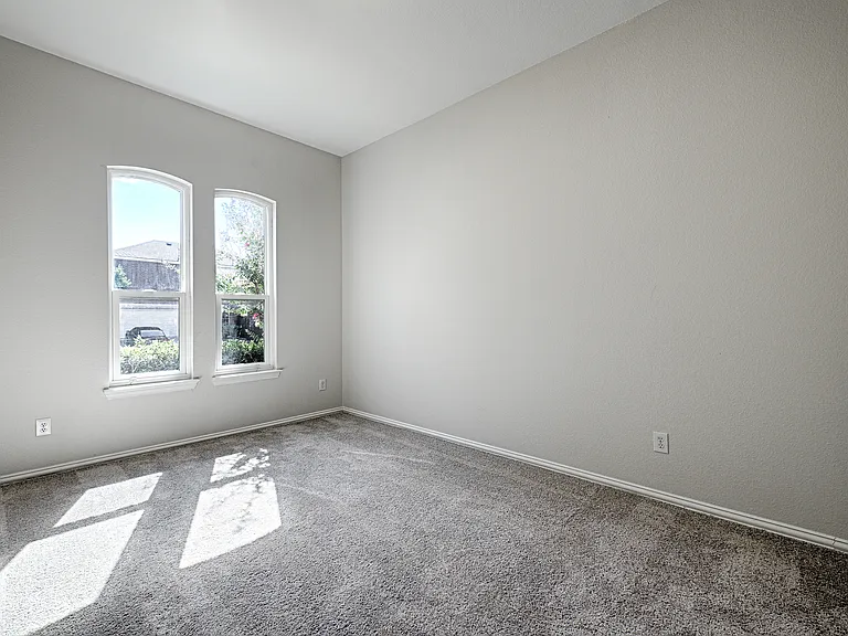 1404 Carriage Ln — Photo 7