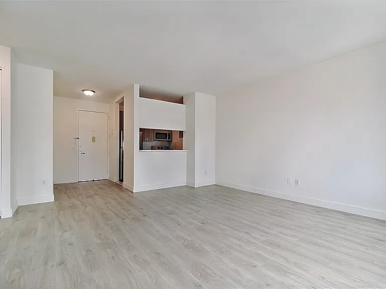 400 E 66th St #15D — Photo 2