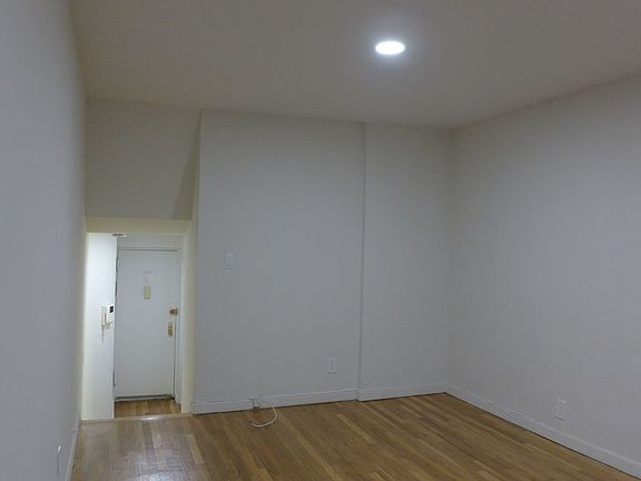 4th image of 104 E 31st St APT 4a