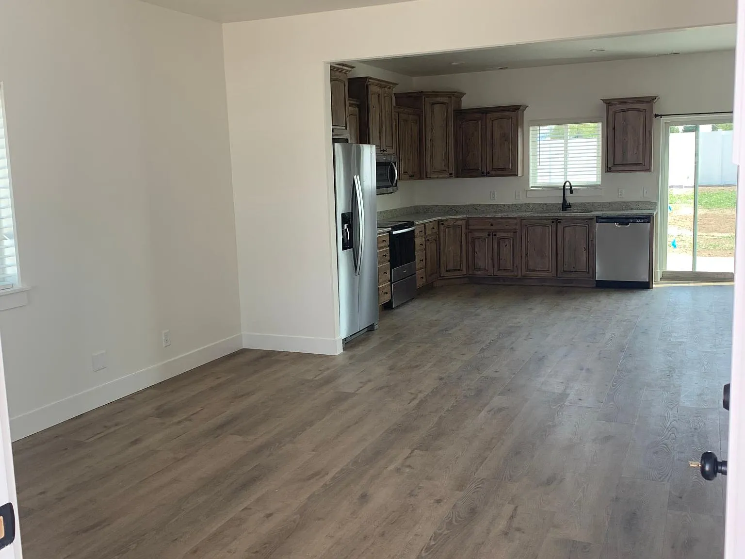 3 bed, 2.5 bath, 1500 sqft, $1,650 — Photo 3