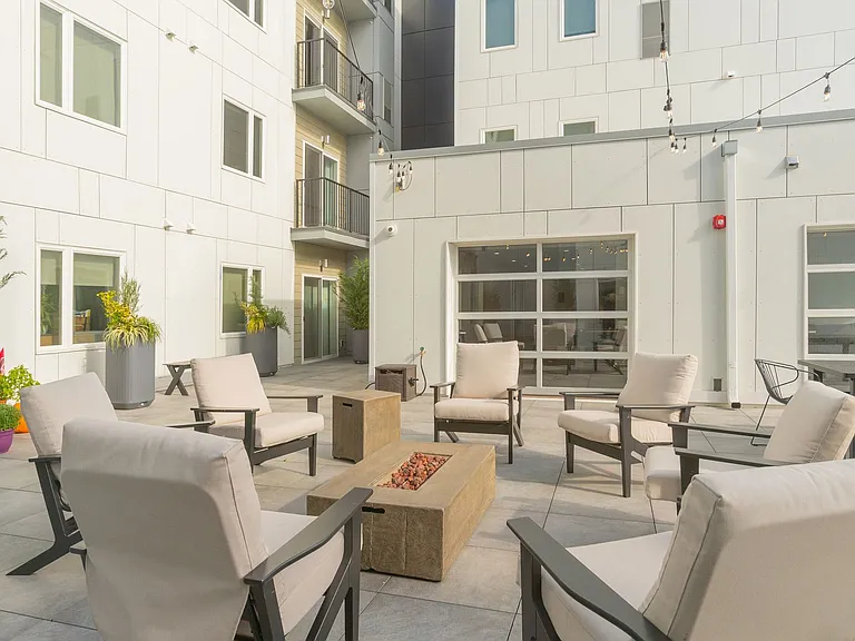 Graduate Pointe — Photo 207