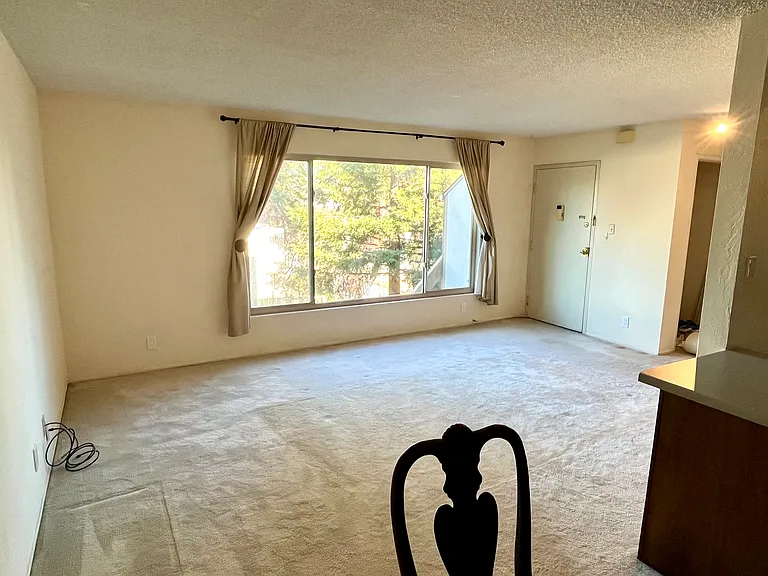320 Auburn Way — Photo 3