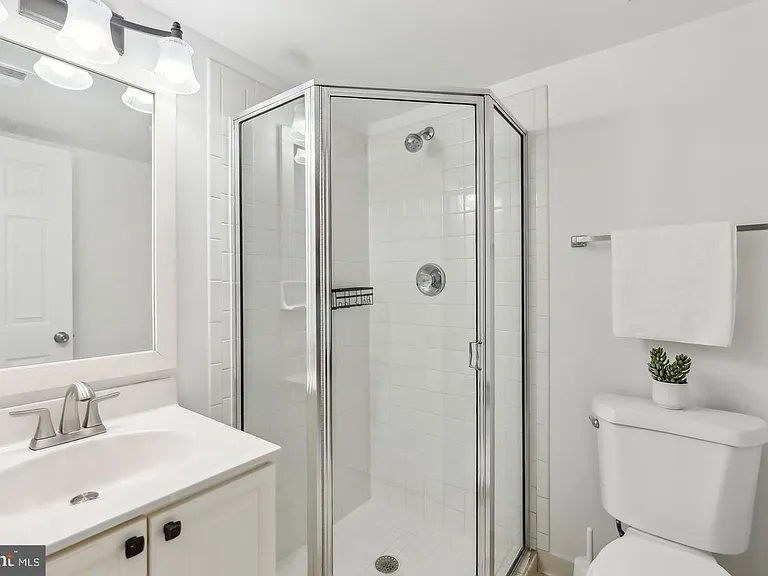695 W Glebe Rd — Photo 19