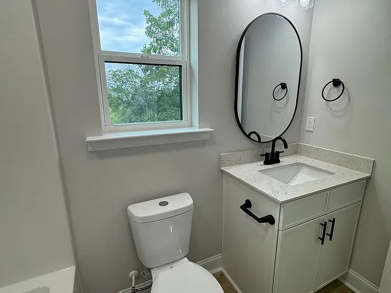 3530 Charing Cross Rd — Photo 2