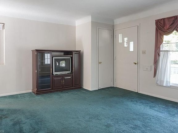 5th image of 25323 Hall Dr