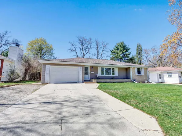 1446 Rosalie Ln, Green Bay, WI 54304