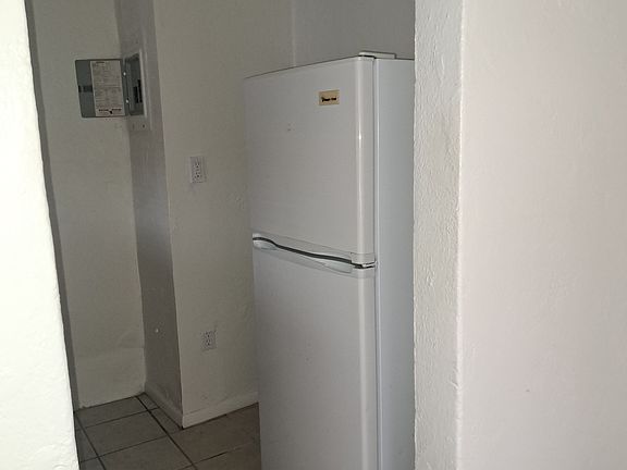 5th image of 1079 N Bankard Ave #2