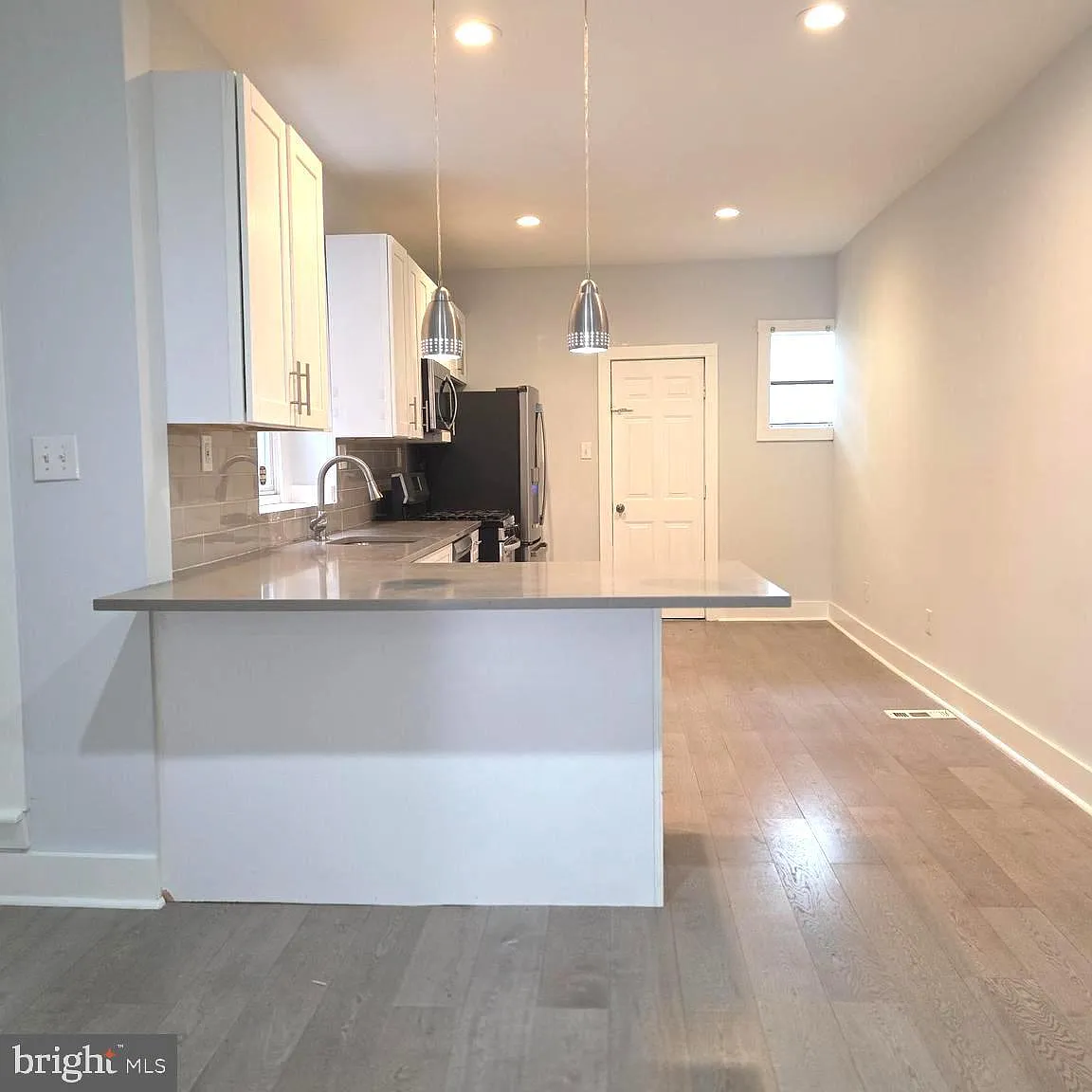 4 bed, 1.5 bath, 1320 sqft, $1,990 — Photo 4