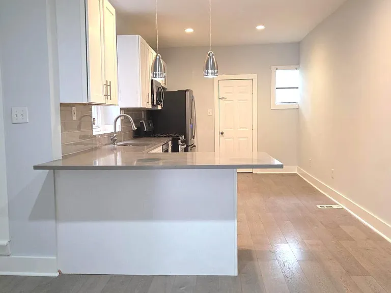 5515 Catharine St — Photo 4