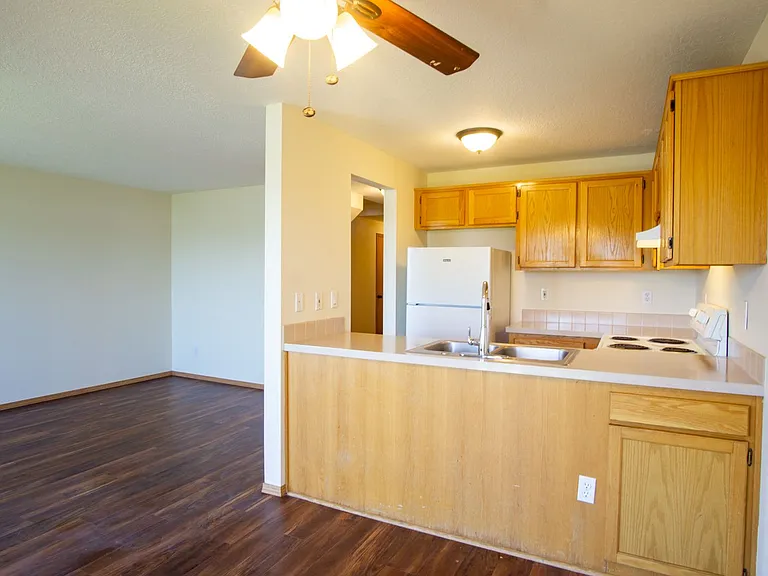 Great Piedmont 3 Bdr Townhouse w/Fireplace, DW + Garage! — Photo 6