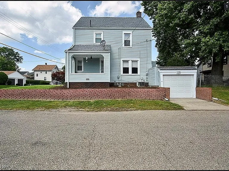 600 Columbus Ave NW — Photo 1