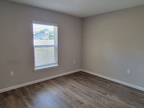 3rd image of 24 Pilgrim Dr