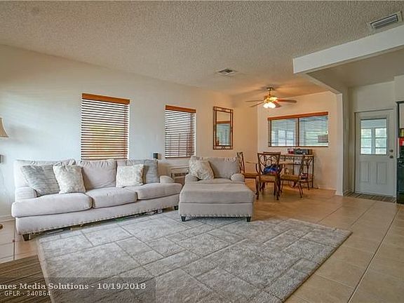 4th image of 827 SW 26th Ct