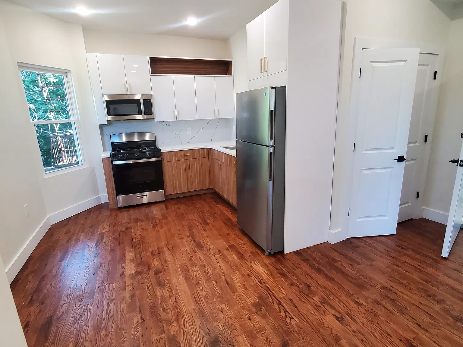 3 bed, 800 sqft, $2,600 — Photo 2