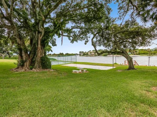 386 GOLFVIEW Road #D, North Palm Beach, FL 33408