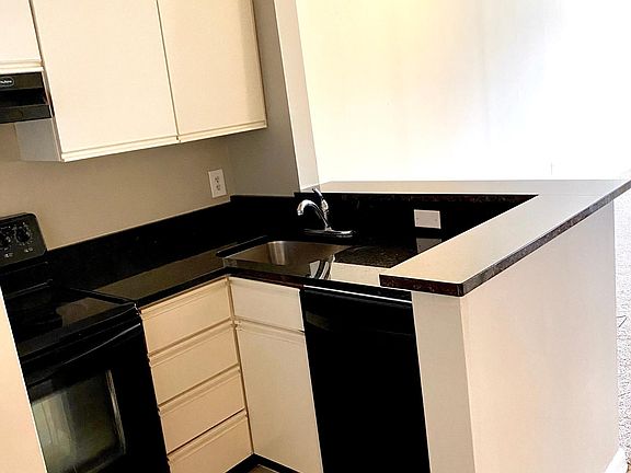 5th image of 1600 Park Cir APT 503