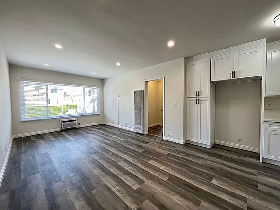 4th image of 15352 Vanowen St #8