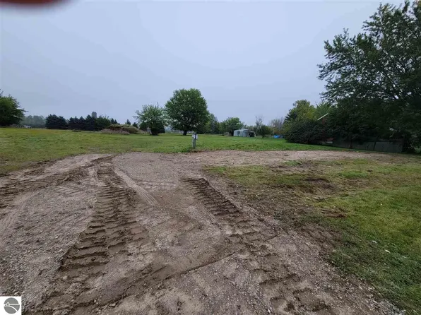 8029 Cherry Ave, Rapid City, MI 49676