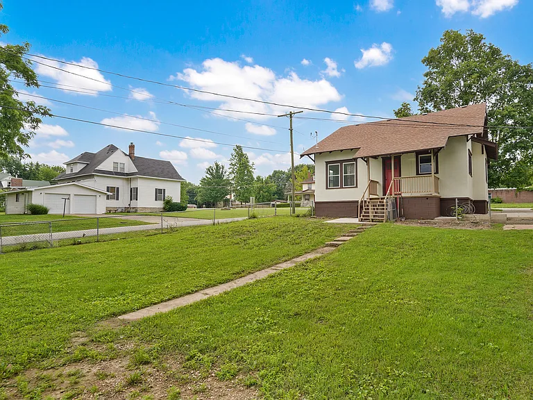 412 E Walker St — Photo 17