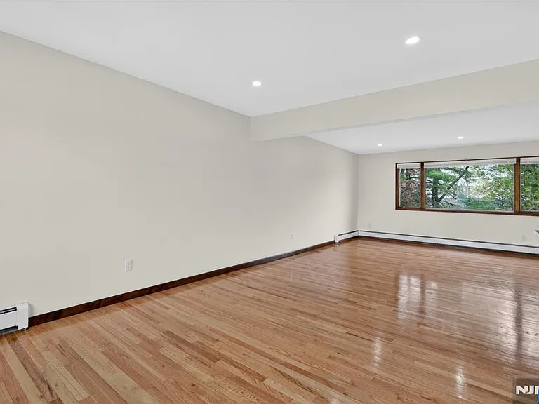 97 Sipp Ave — Photo 3