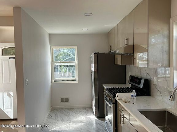 5th image of 221 Midland Ave