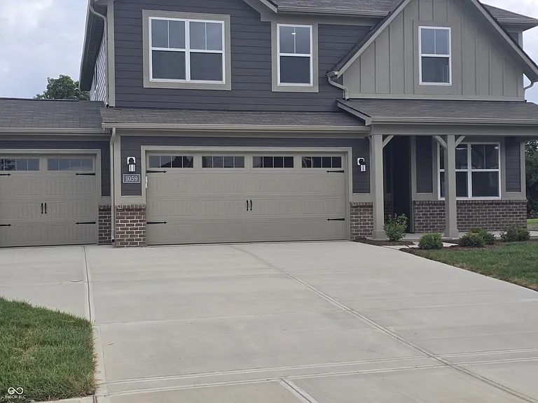 1059 Marston Ln — Photo 2