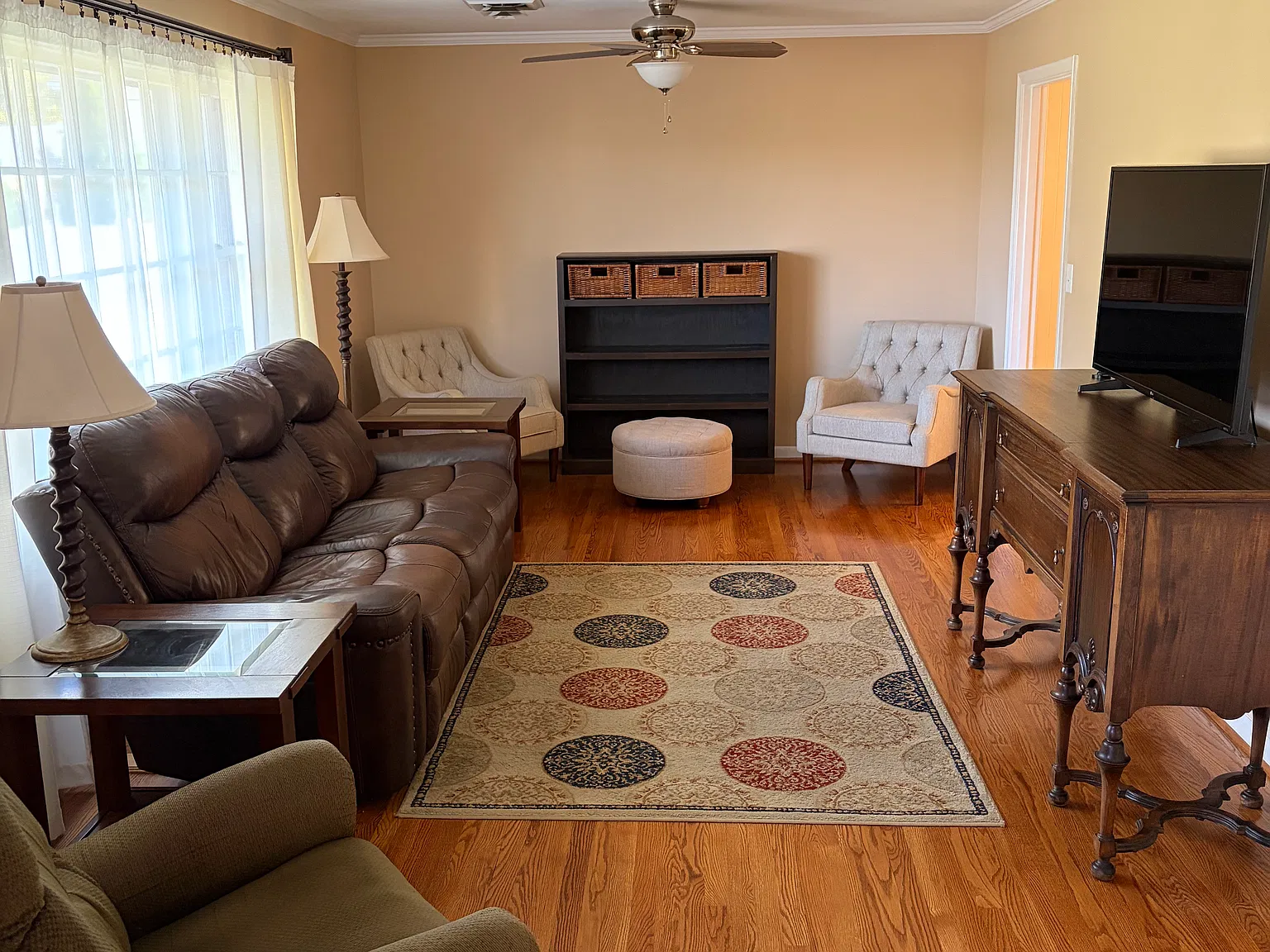 3 bed, 2048 sqft, $2,450 — Photo 2