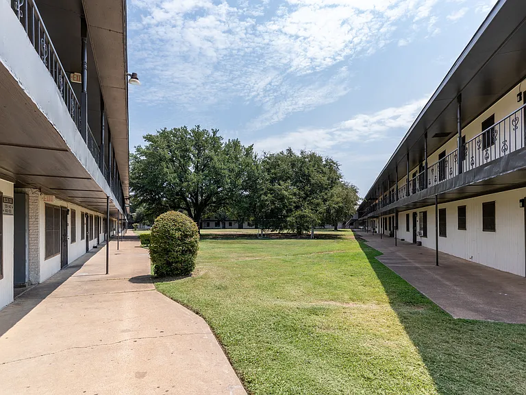 Southgate Manor Apartments — Photo 11
