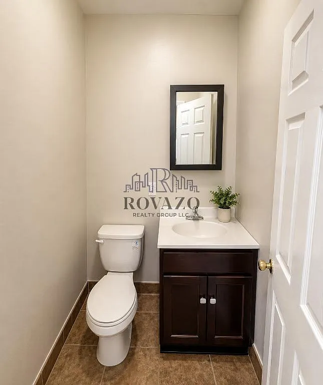 3 bed, 1.5 bath, 700 sqft, $2,295 — Photo 3