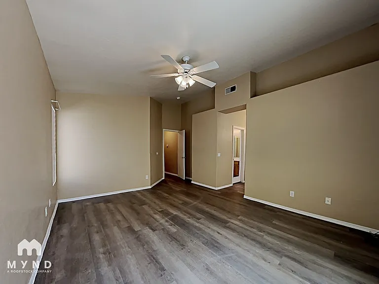 685 E Cantebria Dr — Photo 14