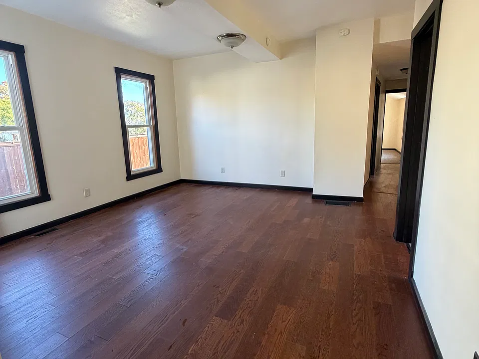 439 W 5th St #1