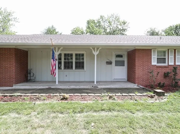 11009 Elmwood Ave, Kansas City, MO 64137