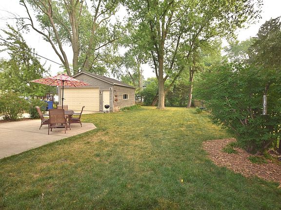 5th image of 139 E Maple Ave