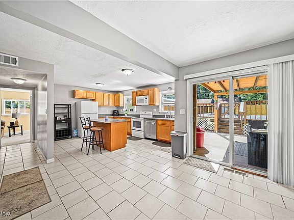 2nd image of 6078 Glasgow St