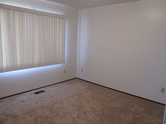 3rd image of 2425 SE 53rd Ave