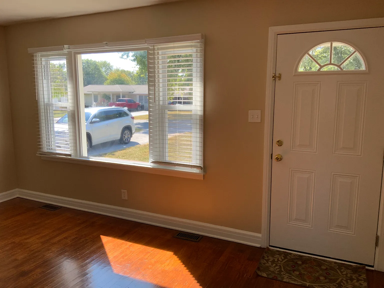 416 Henderson Dr — Photo 2