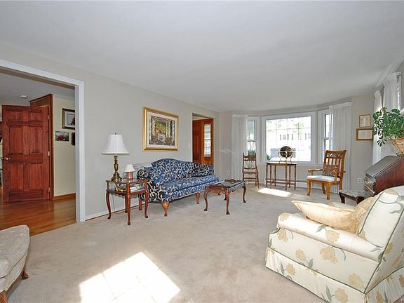 4th image of 110 Bathurst Dr