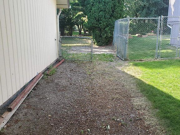 4th image of 8015 N Panorama Dr