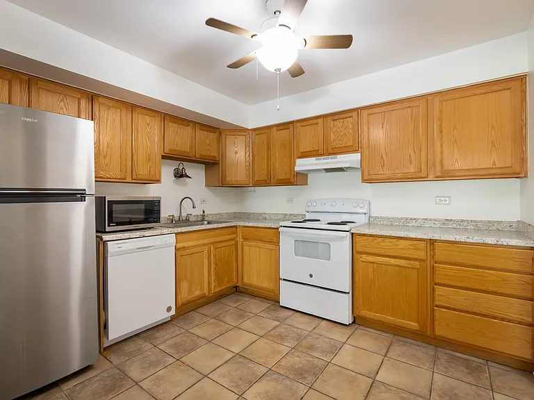 2214 S Goebbert Rd #178 — Photo 10