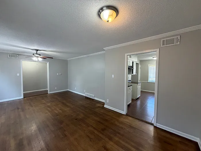 3 bed, 1.5 bath, 1405 sqft, $1,550 — Photo 4
