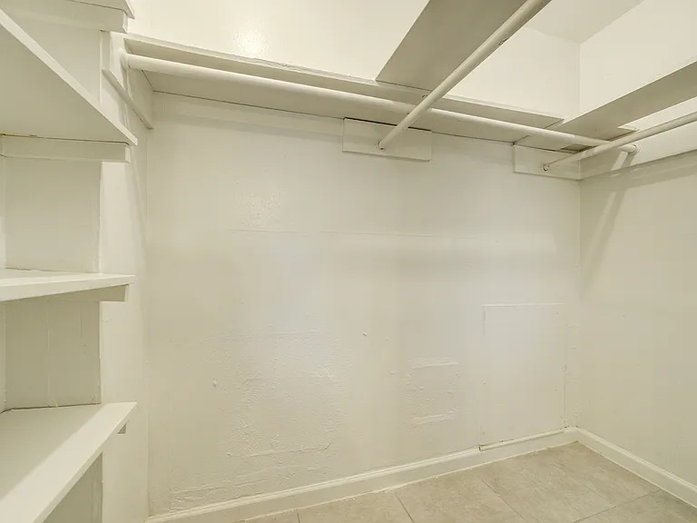 Ashford Santa Fe Bedroom Closet