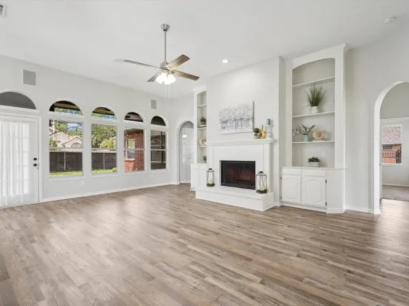 8801 Brookhollow Dr, Rowlett, TX 75089