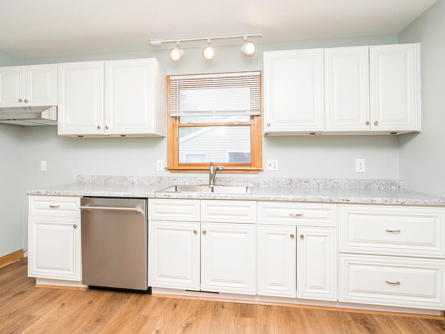 3 bed, 960 sqft, $1,950 — Photo 2