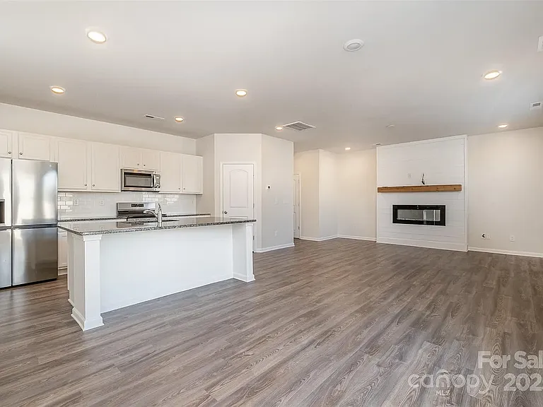 3034 Eastcott Ave — Photo 2