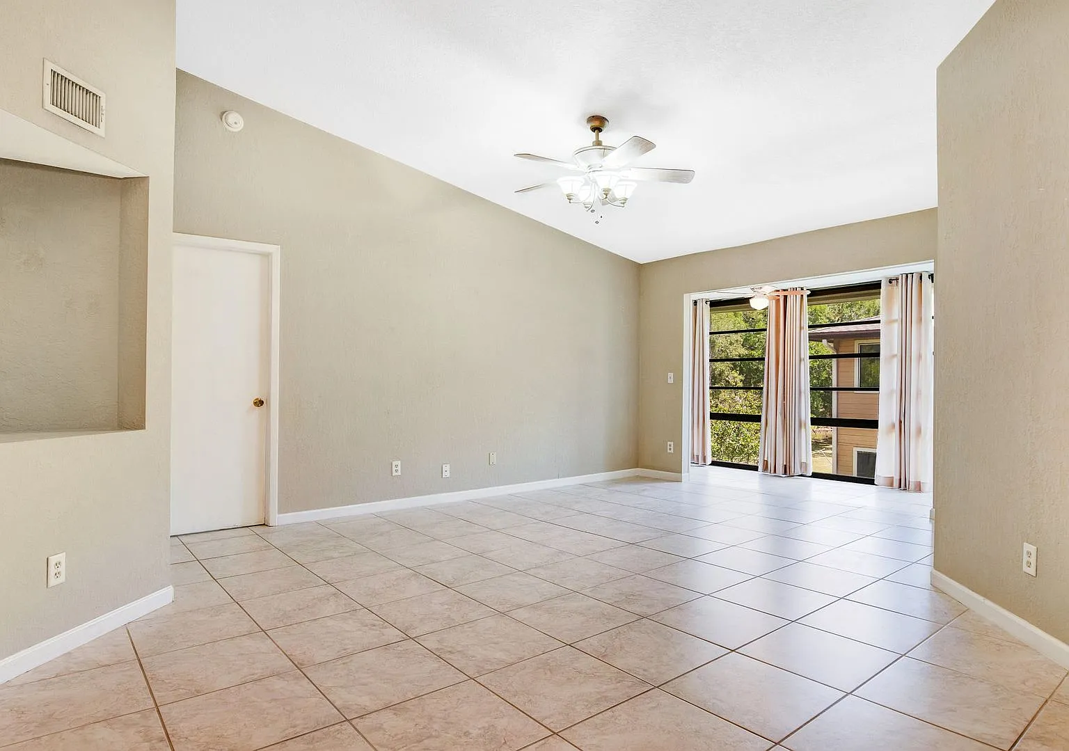 2 BR / 2 BA Condo In Lakeside Condos — Photo 3