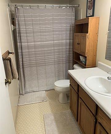 5th image of 19105 Surrey Ln