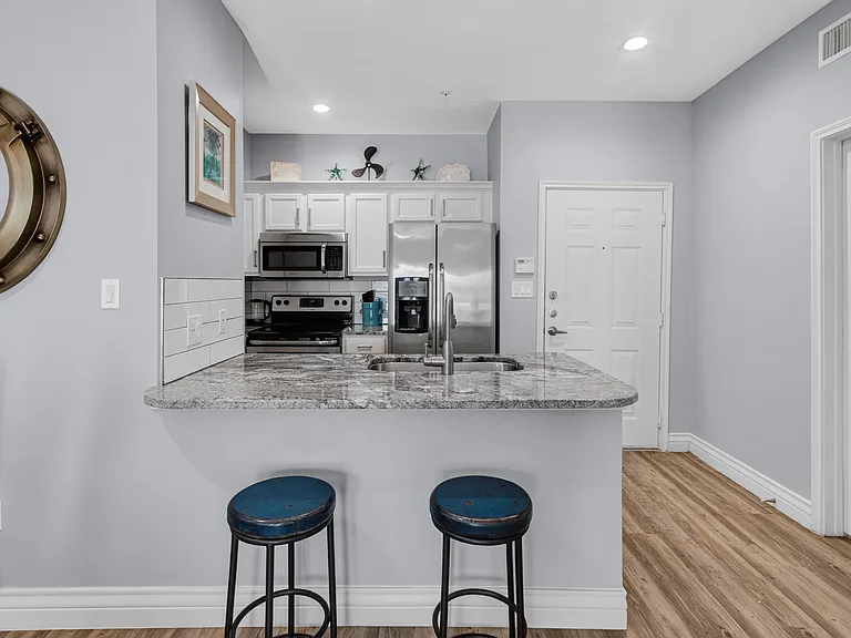 Compass Bay Apartments & Marina — Photo 7