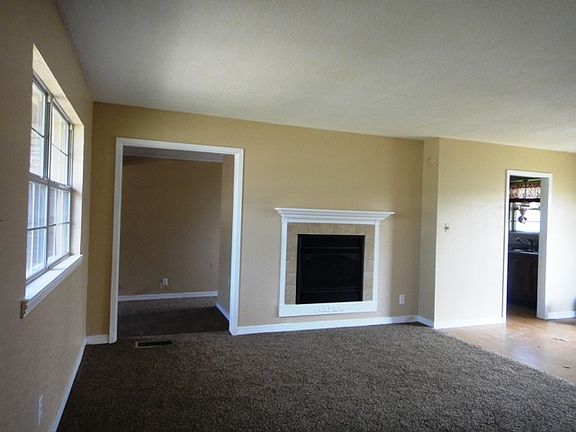 5th image of 1946 Oakridge Dr
